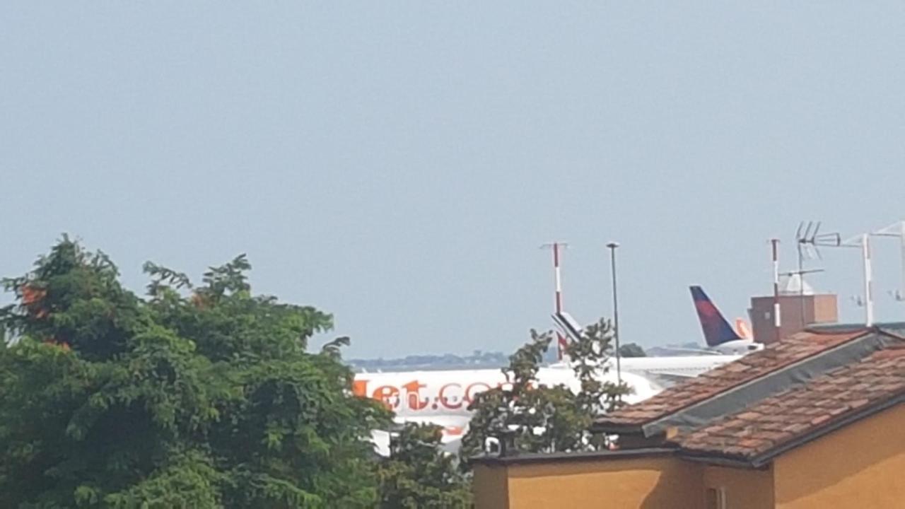 B&B "Gabriel&Melissa" Airport View - Nuova - Ristrutturato Gennaio 2022 เตสเซรา ภายนอก รูปภาพ