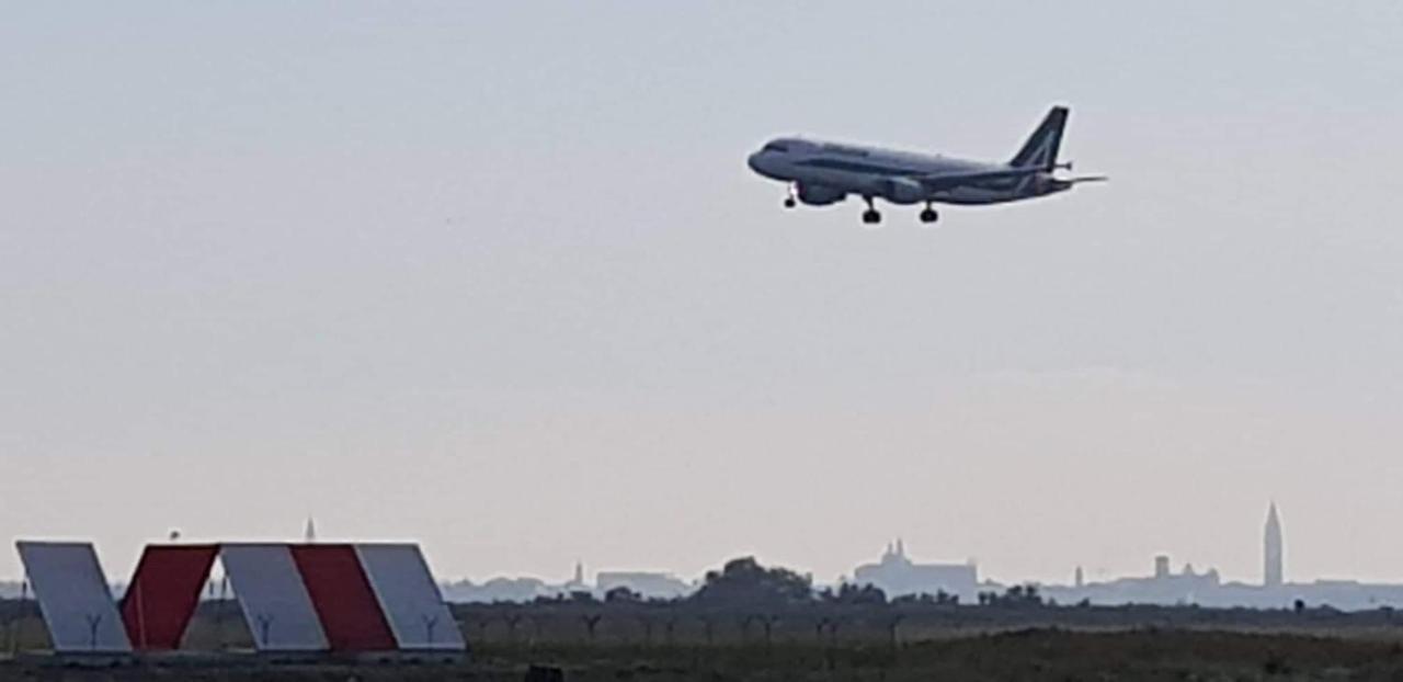 B&B "Gabriel&Melissa" Airport View - Nuova - Ristrutturato Gennaio 2022 เตสเซรา ภายนอก รูปภาพ